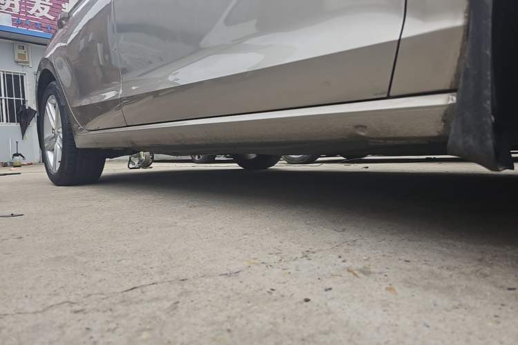 Used Volkswagen Lamando 2015 280TSI Manual Comfort Edition Right Side Sill