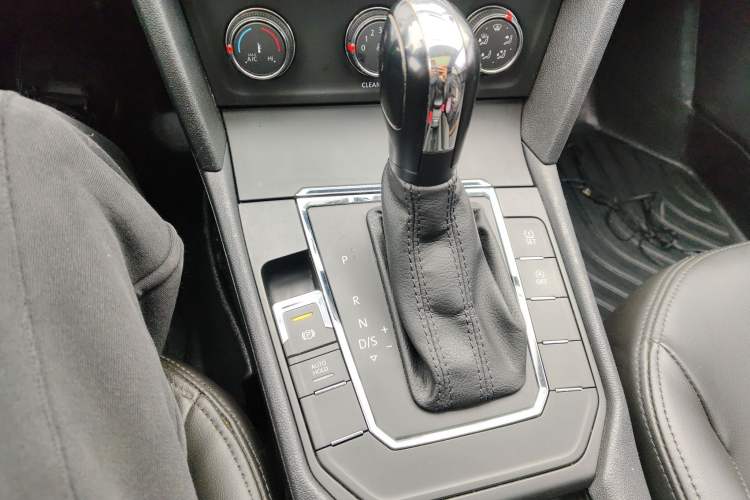 Used Volkswagen Lamando 2017 230TSI DSG Fashion Edition Gear Lever