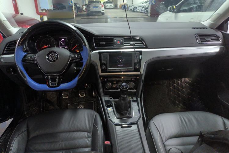 Used Volkswagen Lamando 2017 280TSI Manual Comfort Edition Center Console
