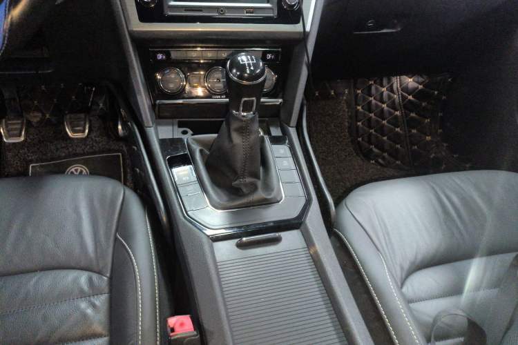 Used Volkswagen Lamando 2017 280TSI Manual Comfort Edition Gear Lever