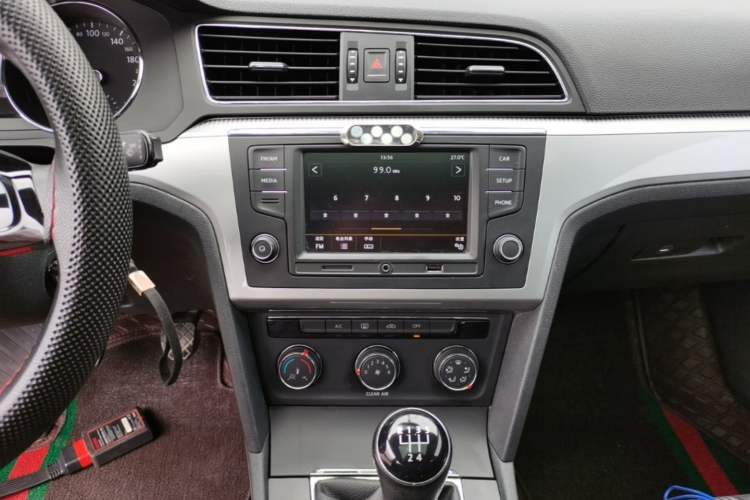 Used Volkswagen Lamando 2017 230TSI Manual Trend Edition Audio And AC Panel