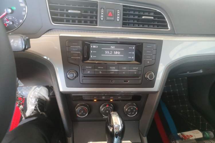 Used Volkswagen Lamando 2017 230TSI DSG Fashion Edition Audio And AC Panel