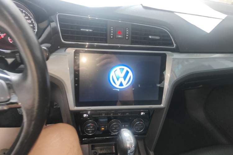 Used Volkswagen Lamando 2017 280TSI DSG Comfort Edition Audio And AC Panel