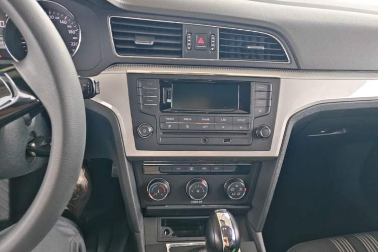 Used Volkswagen Lamando 2017 230TSI DSG Fashion Edition Audio And AC Panel