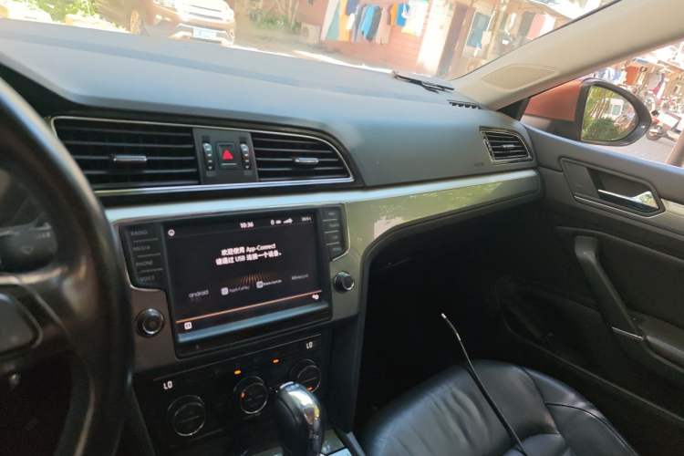 Used Volkswagen Lamando 2017 280TSI DSG Comfort Edition Audio And AC Panel