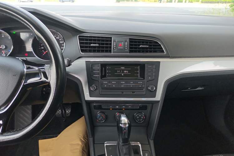 Used Volkswagen Lamando 2017 230TSI DSG Fashion Edition Audio And AC Panel
