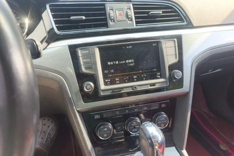 Used Volkswagen Lamando 2017 280TSI DSG Comfort Edition Audio And AC Panel