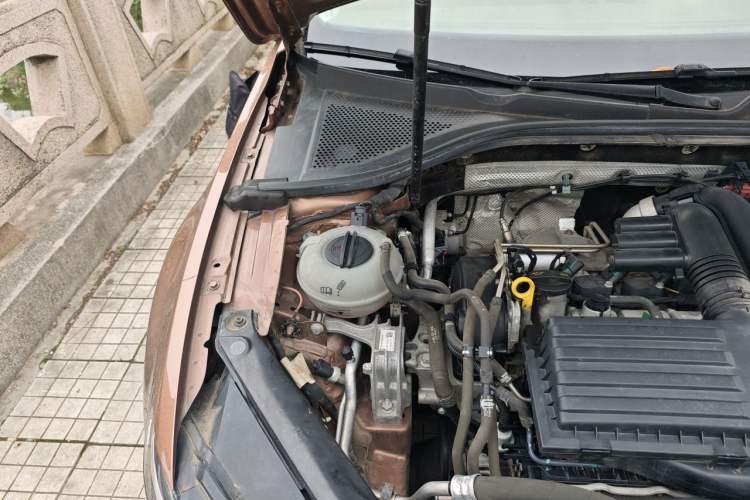 Used Volkswagen Lamando 2017 280TSI DSG Comfort Edition Engine Bay Right