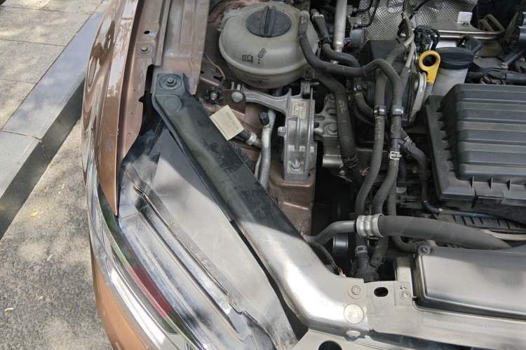 Used Volkswagen Lamando 2017 280TSI DSG Comfort Edition Engine Bay Right