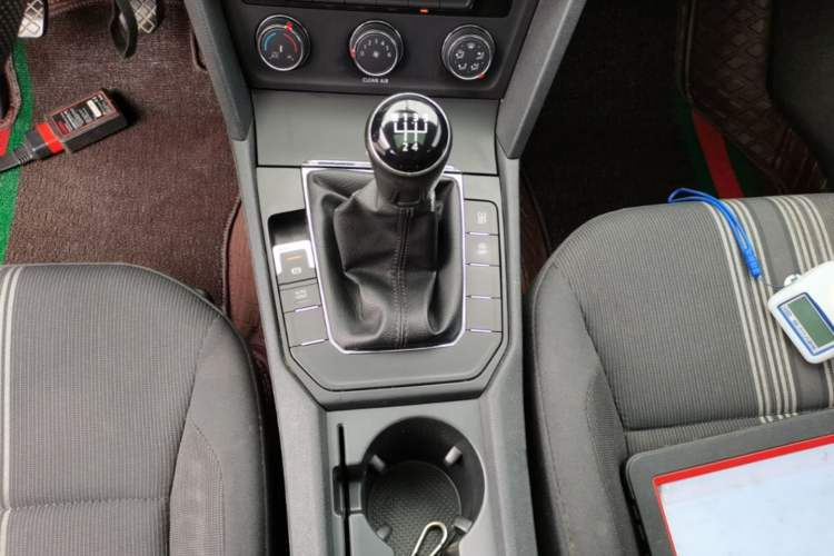 Used Volkswagen Lamando 2017 230TSI Manual Trend Edition Gear Lever