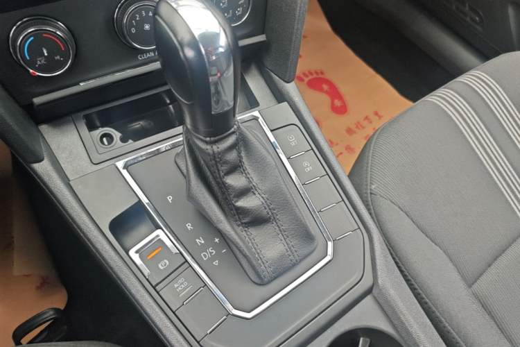 Used Volkswagen Lamando 2017 230TSI DSG Fashion Edition Gear Lever