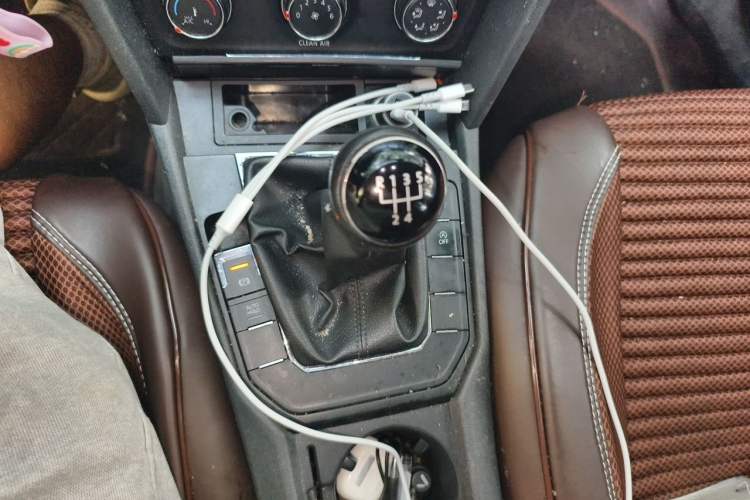 Used Volkswagen Lamando 2017 230TSI Manual Trend Edition Gear Lever