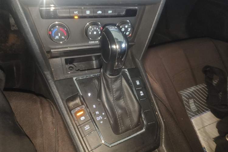 Used Volkswagen Lamando 2017 230TSI DSG Fashion Edition Gear Lever