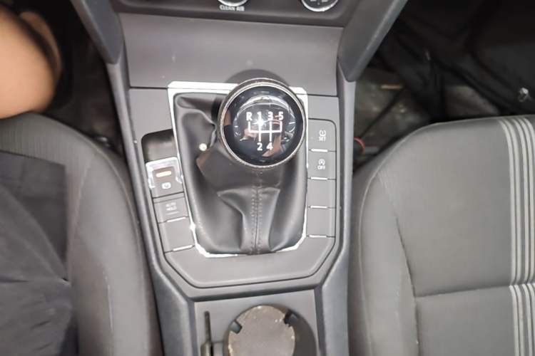 Used Volkswagen Lamando 2017 230TSI Manual Trend Edition Gear Lever