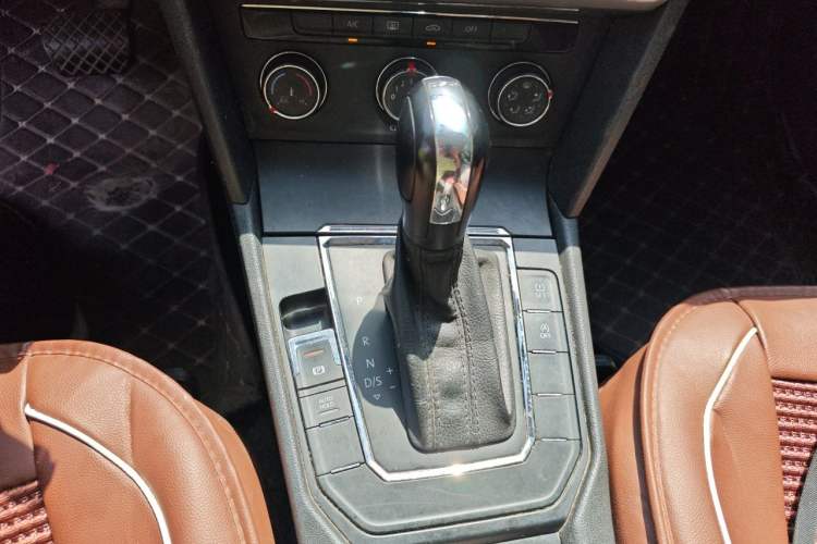 Used Volkswagen Lamando 2017 230TSI DSG Fashion Edition Gear Lever