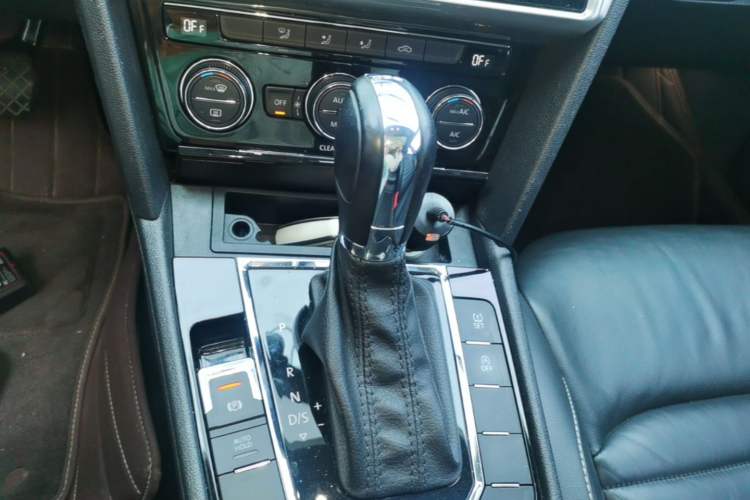 Used Volkswagen Lamando 2017 280TSI DSG Comfort Edition Gear Lever