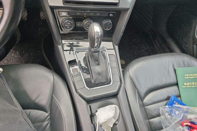Used Volkswagen Lamando 2017 280TSI DSG Comfort Edition Gear Lever