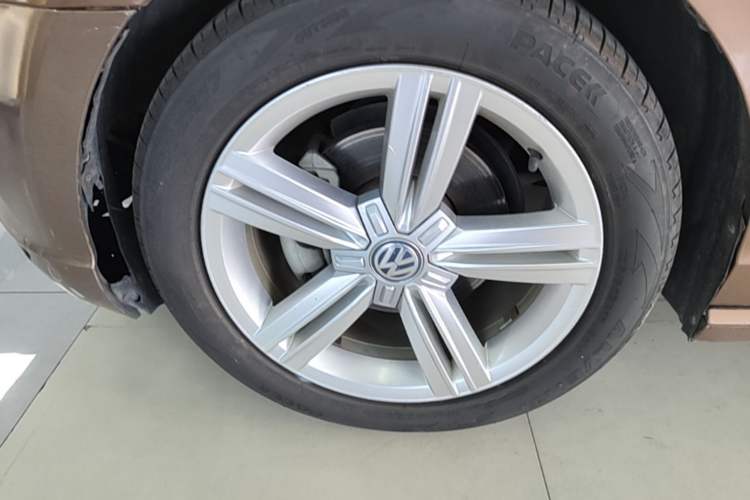 Used Volkswagen Lamando 2017 280TSI DSG Comfort Edition Left Front Wheel Hub