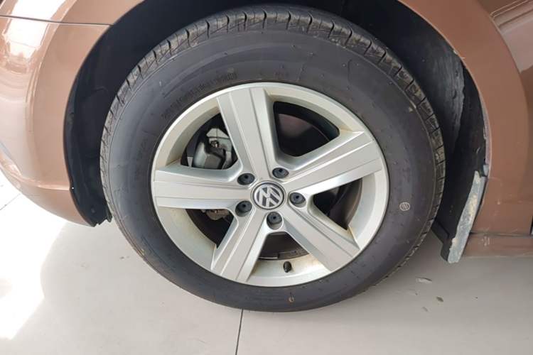 Used Volkswagen Lamando 2017 230TSI Manual Trend Edition Left Front Wheel Hub