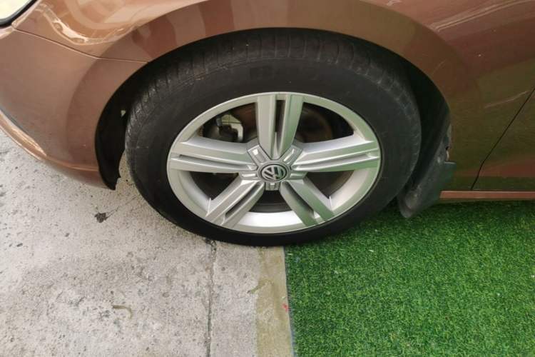 Used Volkswagen Lamando 2017 280TSI DSG Comfort Edition Left Front Wheel Hub