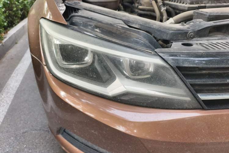 Used Volkswagen Lamando 2017 230TSI Manual Trend Edition Right Front Headlight