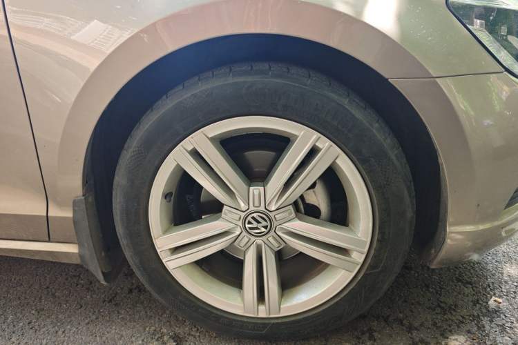 Used Volkswagen Lamando 2017 280TSI DSG Comfort Edition Right Front Wheel Hub