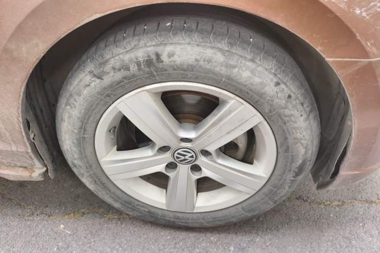 Used Volkswagen Lamando 2017 230TSI Manual Trend Edition Right Front Wheel Hub
