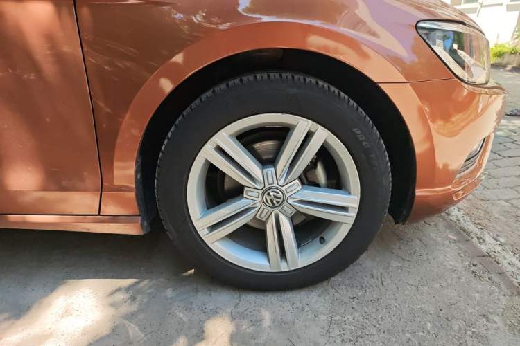 Used Volkswagen Lamando 2017 280TSI DSG Comfort Edition Right Front Wheel Hub