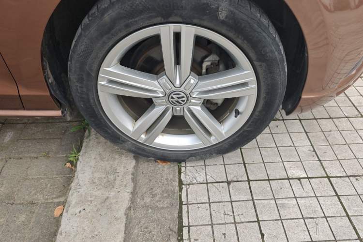 Used Volkswagen Lamando 2017 280TSI DSG Comfort Edition Right Front Wheel Hub