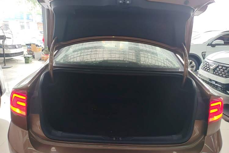 Used Volkswagen Lamando 2017 230TSI Manual Trend Edition Trunk