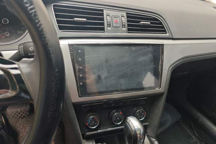 Used Volkswagen Lamando 2017 230TSI DSG Fashion Edition Audio And AC Panel