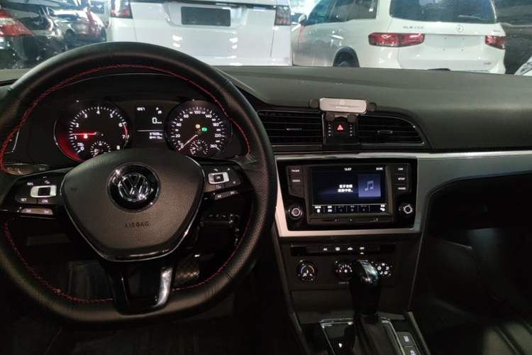 Used Volkswagen Lamando 2017 230TSI DSG Fashion Edition Audio And AC Panel