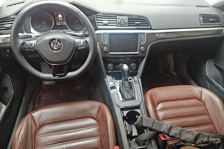 Used Volkswagen Lamando 2017 280TSI DSG Luxury Edition Center Console
