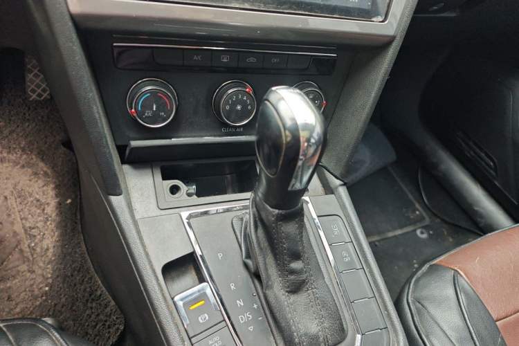 Used Volkswagen Lamando 2017 230TSI DSG Fashion Edition Gear Lever