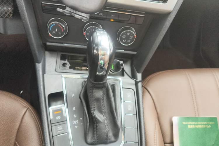 Used Volkswagen Lamando 2017 230TSI DSG Fashion Edition Gear Lever
