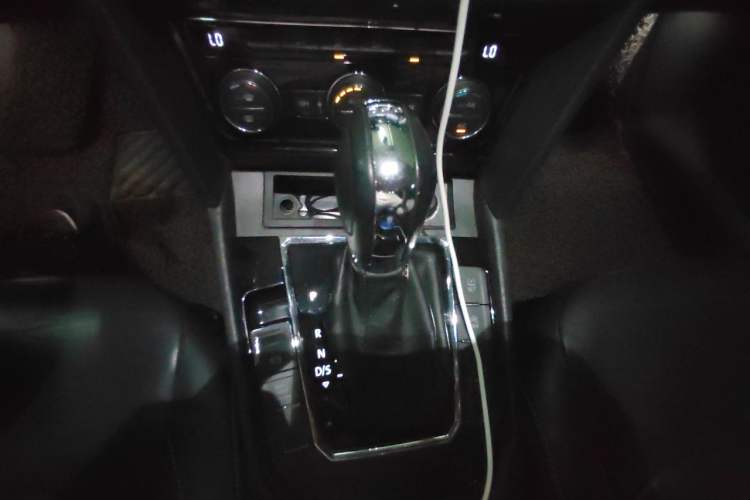 Used Volkswagen Lamando 2017 280TSI DSG Comfort Edition Gear Lever