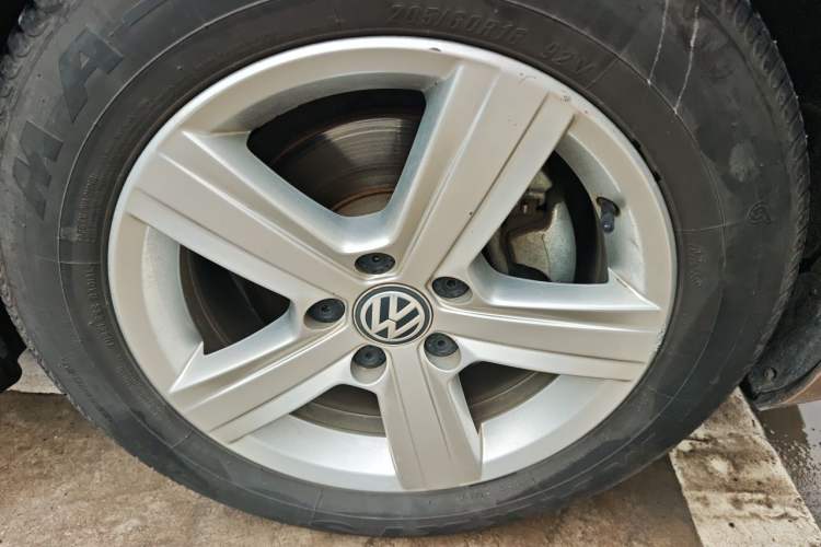 Used Volkswagen Lamando 2017 230TSI DSG Fashion Edition Right Front Wheel Hub