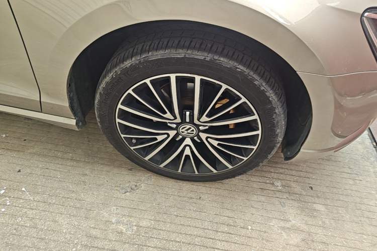 Used Volkswagen Lamando 2017 280TSI DSG Luxury Edition Right Front Wheel Hub