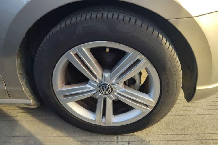 Used Volkswagen Lamando 2017 280TSI DSG Comfort Edition Right Front Wheel Hub