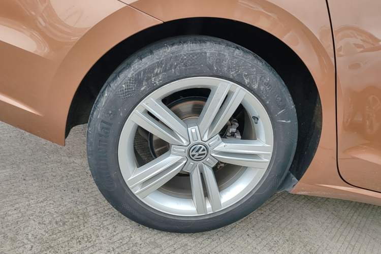 Used Volkswagen Lamando 2017 280TSI DSG Comfort Edition Right Rear Wheel Hub