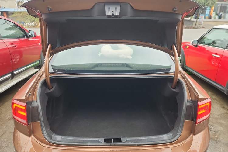 Used Volkswagen Lamando 2017 230TSI DSG Fashion Edition Trunk