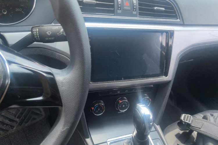 Used Volkswagen Lamando 2017 230TSI DSG Fashion Edition Audio And AC Panel