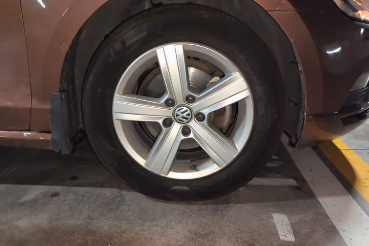 Used Volkswagen Lamando 2017 230TSI DSG Fashion Edition Right Front Wheel Hub
