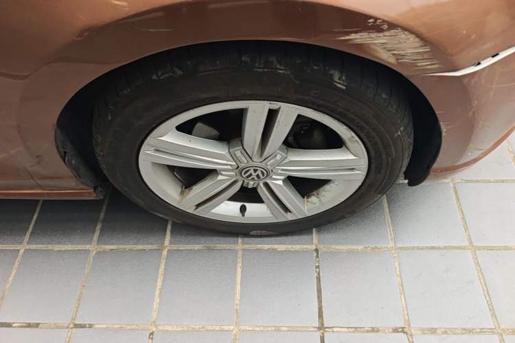 Used Volkswagen Lamando 2017 280TSI DSG Comfort Edition Right Front Wheel Hub