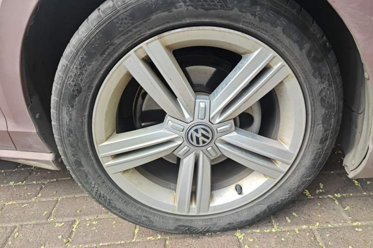 Used Volkswagen Lamando 2017 280TSI DSG Comfort Edition Right Front Wheel Hub