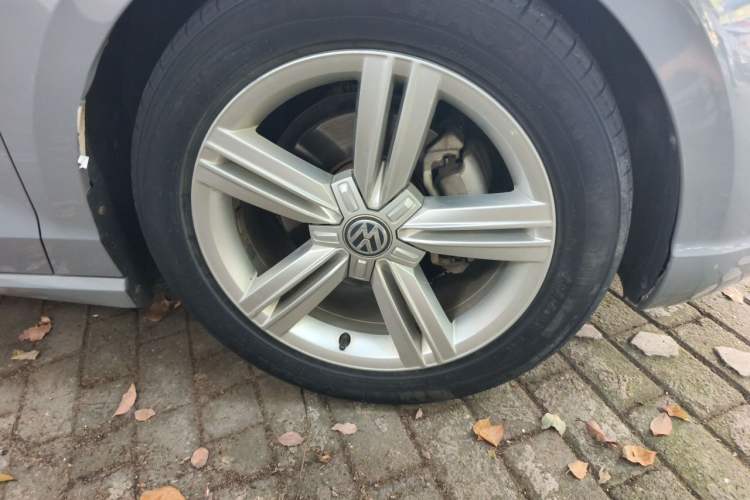 Used Volkswagen Lamando 2017 280TSI DSG Comfort Edition Right Front Wheel Hub