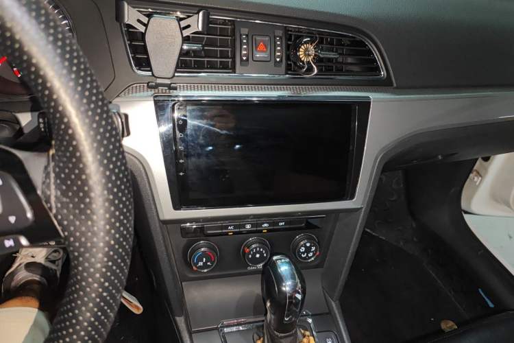 Used Volkswagen Lamando 2017 230TSI DSG Fashion Edition Audio And AC Panel