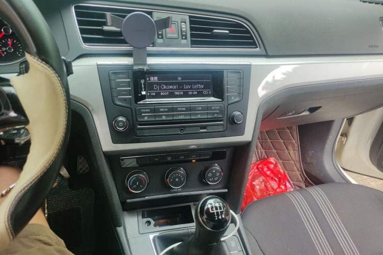 Used Volkswagen Lamando 2017 230TSI Manual Trend Edition Audio And AC Panel