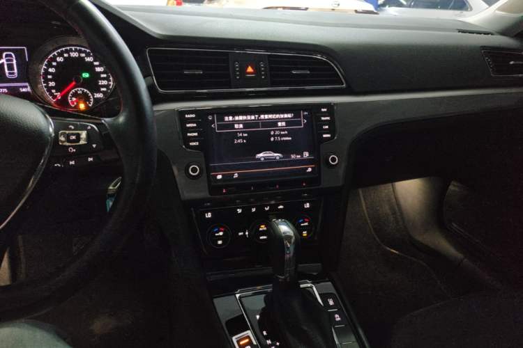 Used Volkswagen Lamando 2017 280TSI DSG Comfort Edition Audio And AC Panel