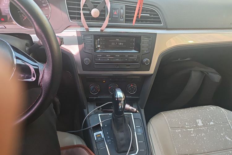 Used Volkswagen Lamando 2017 230TSI DSG Fashion Edition Audio And AC Panel